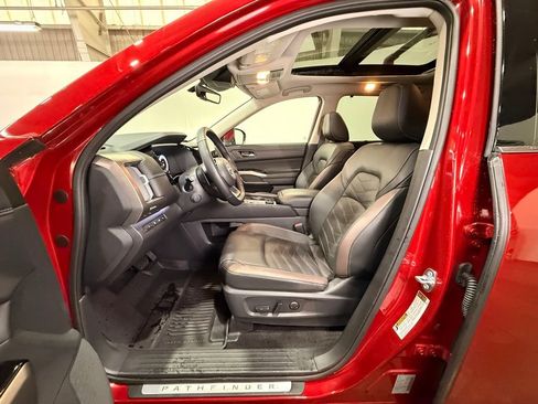 Used 2025 Nissan Pathfinder Platinum w/ Cargo Package image 17