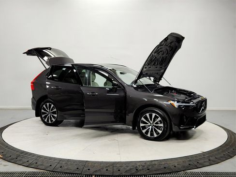 Used 2024 Volvo XC60 B5 Plus w/ Protection Package Premier image 9