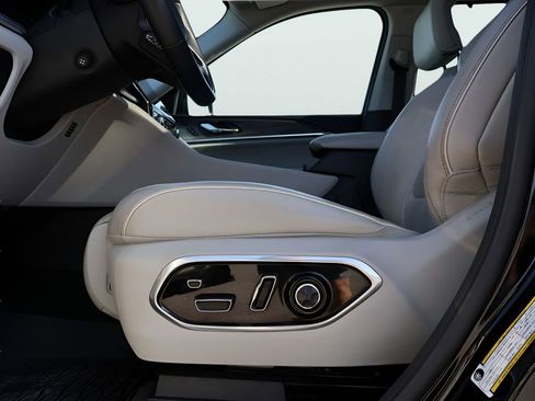 Used 2022 Jeep Grand Cherokee Overland w/ Luxury Tech Group IV image 40