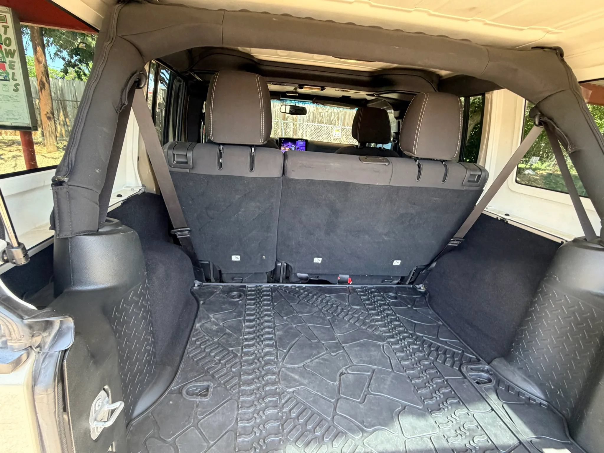 Used 2017 Jeep Wrangler Unlimited Sahara w/ Connectivity Group AWD/4WD image 24