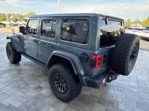 Used 2025 Jeep Wrangler Unlimited Rubicon AWD/4WD image 4