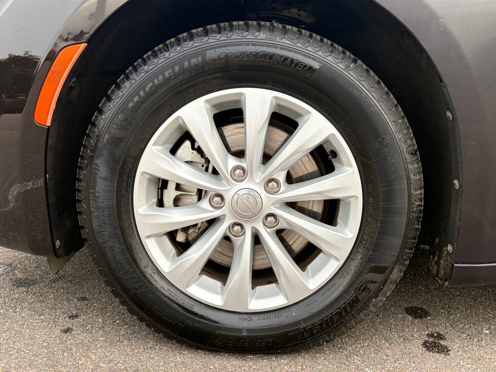 Used 2017 Chrysler Pacifica Touring w/ Tire & Wheel Group FWD image 12