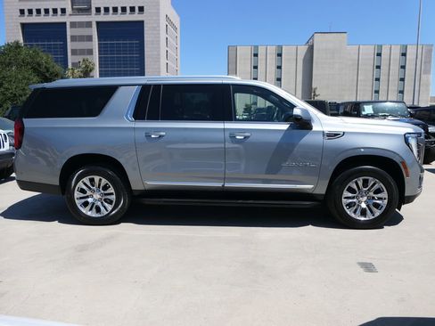 Used 2025 GMC Yukon XL Denali AWD/4WD image 3