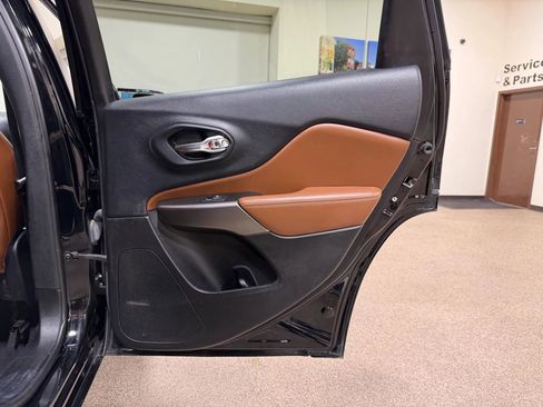 Used 2019 Jeep Cherokee Overland w/ Technology Group image 27