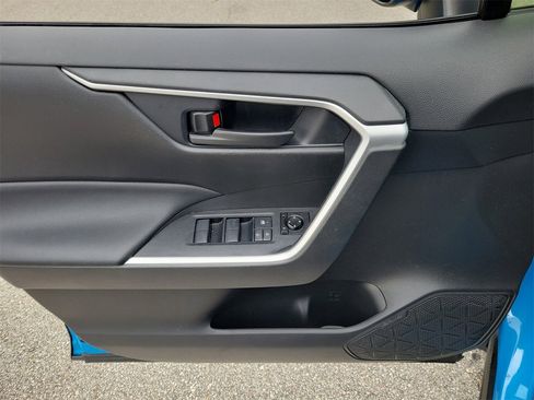 Used 2021 Toyota RAV4 LE image 13