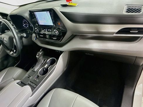 Used 2021 Toyota Highlander XLE FWD image 31