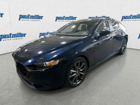 Used 2019 MAZDA MAZDA3 Hatchback w/ Preferred Package FWD image 1