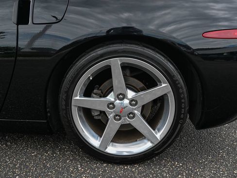 Used 2005 Chevrolet Corvette Coupe w/ Preferred Equipment Group RWD image 13