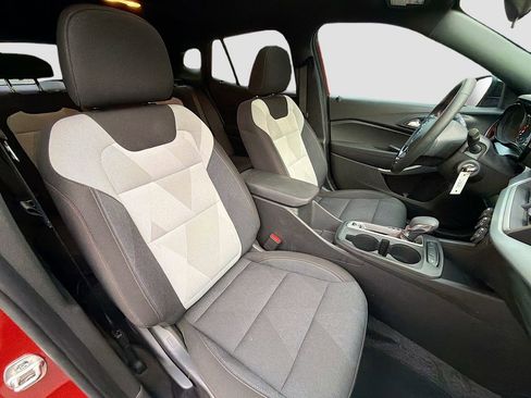 Used 2024 Chevrolet Trax RS w/ Sunroof Package FWD image 27