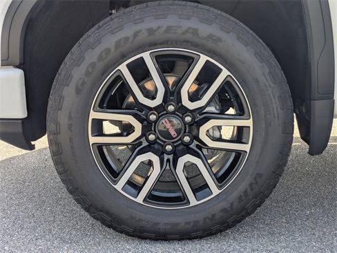 Used 2024 GMC Sierra 1500 AT4 w/ Technology Package image 12