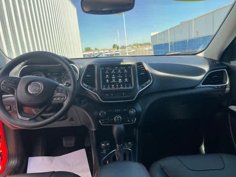 Used 2019 Jeep Cherokee Trailhawk AWD/4WD image 17