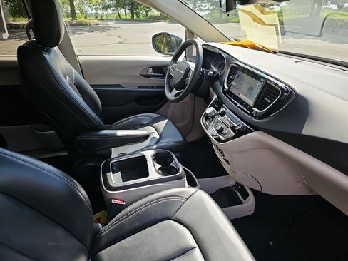 Used 2023 Chrysler Pacifica Touring-L FWD image 11