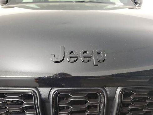New 2025 Jeep Grand Cherokee Limited w/ Black Appearance Package image 10
