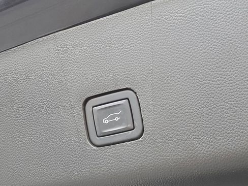 Used 2023 Chevrolet Traverse RS image 8