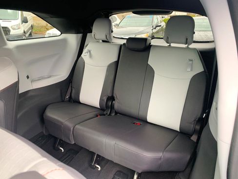 Used 2024 Toyota Sienna XSE FWD image 7