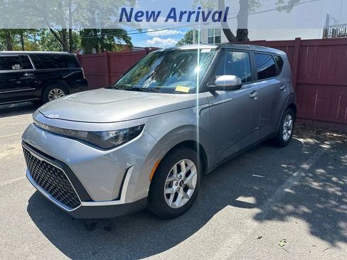 Used 2025 Kia Soul LX w/ LX Technology Package FWD image 1