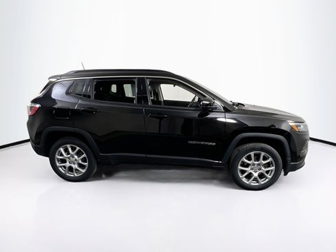 Used 2022 Jeep Compass Latitude w/ Sun and Sound Group AWD/4WD image 4