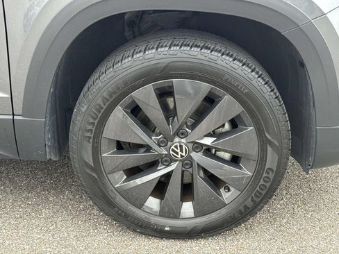 Used 2024 Volkswagen Taos SE FWD image 4