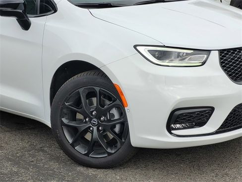 New 2026 Chrysler Pacifica Limited w/ S Appearance Package image 3