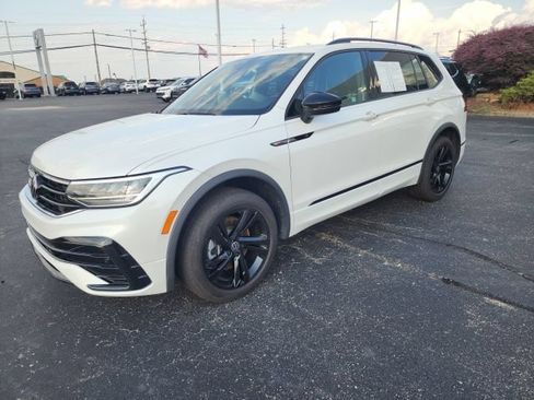 Certified 2023 Volkswagen Tiguan SE R-Line AWD/4WD image 31