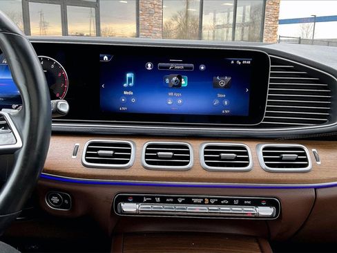 Used 2024 Mercedes-Benz GLS 450 4MATIC image 15