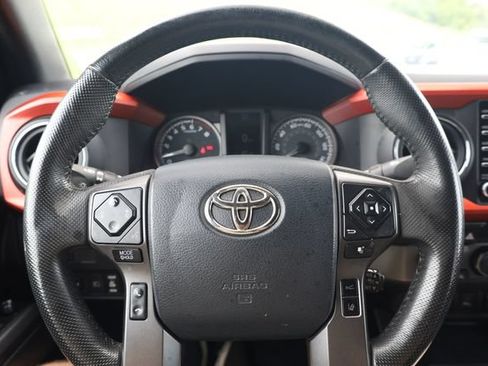 Used 2020 Toyota Tacoma TRD Off-Road w/ TRD Premium Off Road Package AWD/4WD image 14