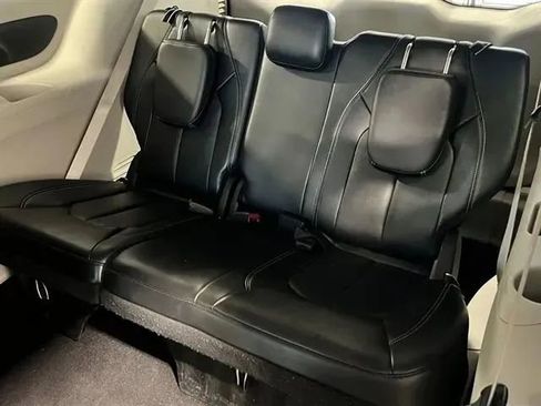 Used 2024 Chrysler Pacifica Touring-L image 17