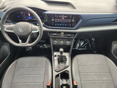 Used 2022 Volkswagen Taos SE FWD image 2