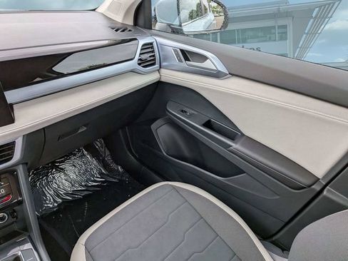 New 2026 Volkswagen Taos SE FWD image 17