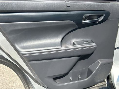 Used 2021 Toyota Highlander XLE image 19