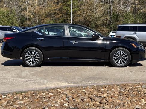 Used 2024 Nissan Altima 2.5 SV image 10