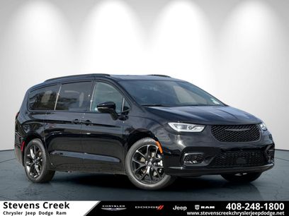 New 2026 Chrysler Pacifica Select