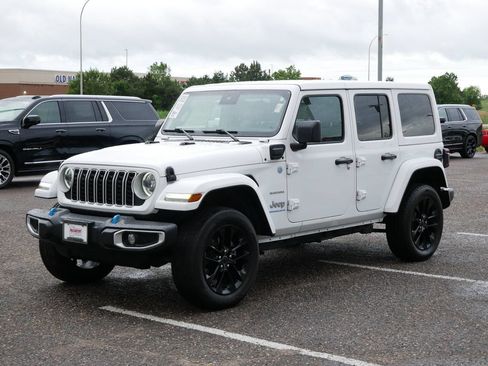 Used 2024 Jeep Wrangler Unlimited Sahara AWD/4WD image 5