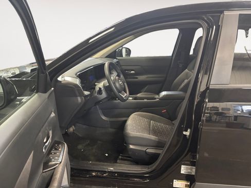 Used 2025 Nissan Kicks SV w/ Interior Electronics Package image 9