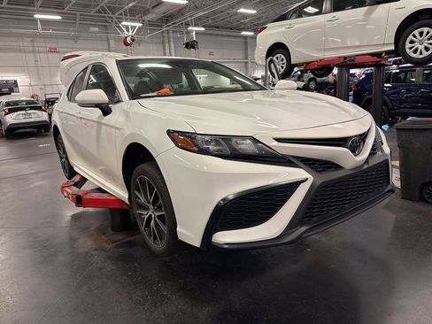 Used 2023 Toyota Camry SE image 10