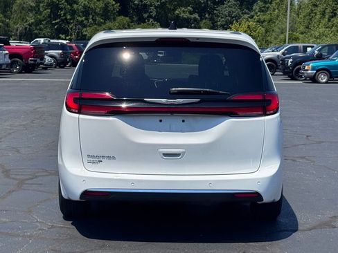 Used 2025 Chrysler Pacifica Select FWD image 19