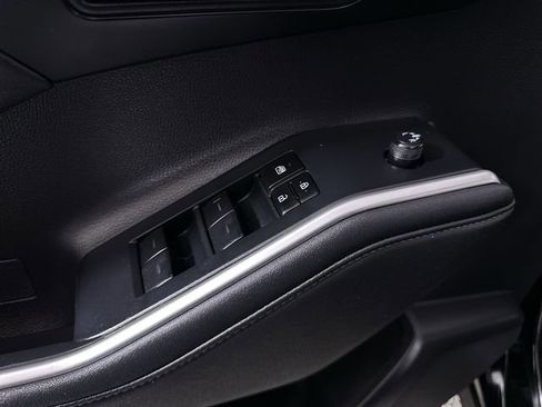 Used 2023 Toyota Highlander XLE image 27