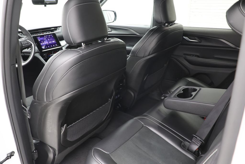 Used 2025 Jeep Grand Cherokee Altitude AWD/4WD image 10