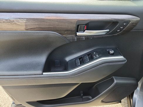 Used 2023 Toyota Highlander Platinum image 14