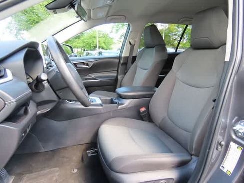 Used 2025 Toyota RAV4 XLE AWD/4WD image 12