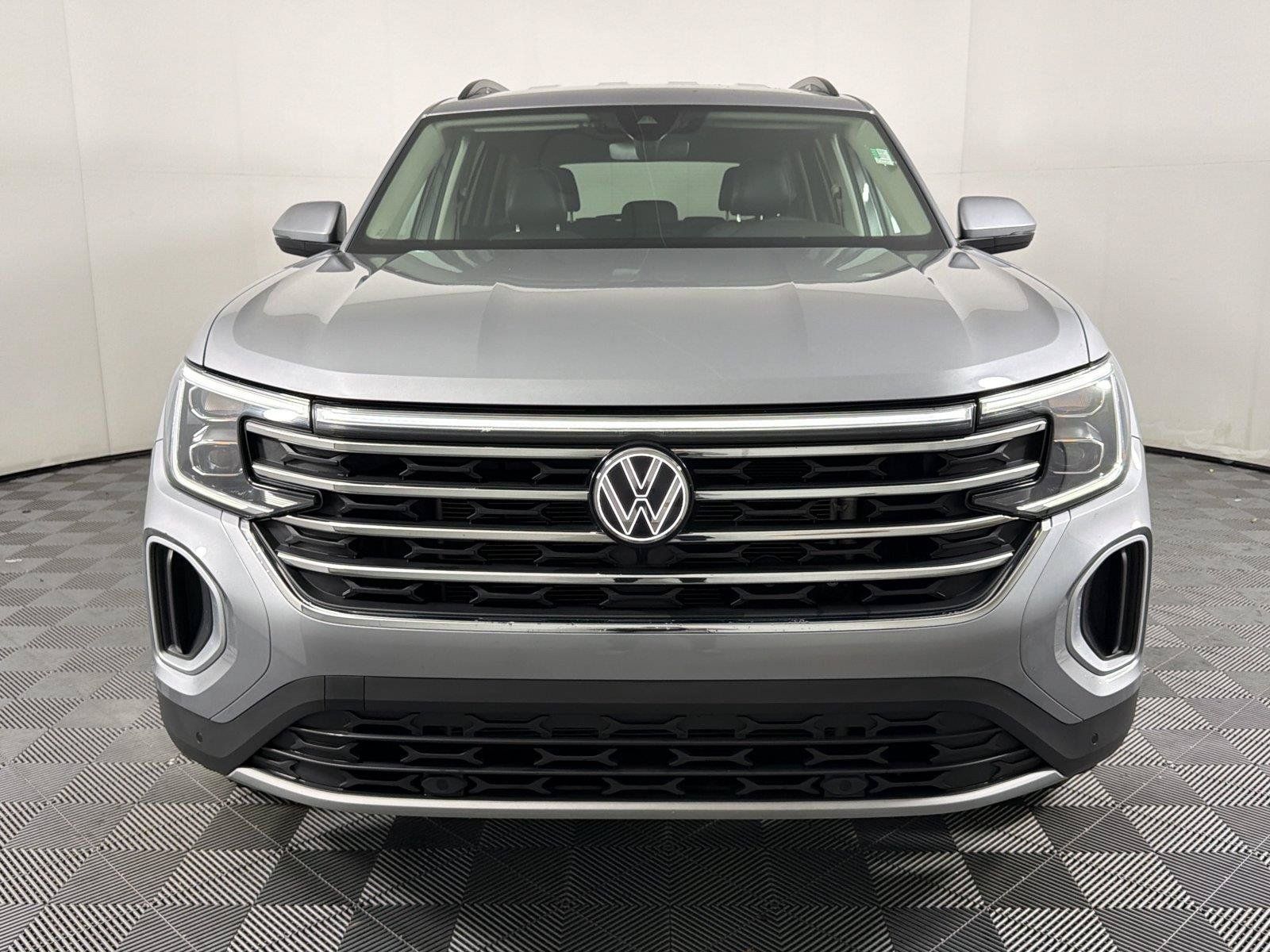 Used 2025 Volkswagen Atlas SE AWD/4WD image 2