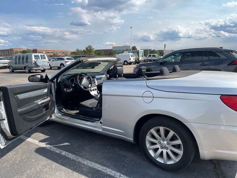 Used 2010 Chrysler Sebring Touring image 4