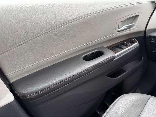 Certified 2022 Toyota Sienna XLE FWD image 32