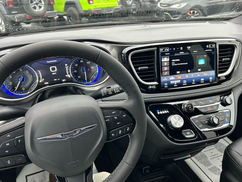 New 2026 Chrysler Pacifica Select w/ S Appearance Package image 18