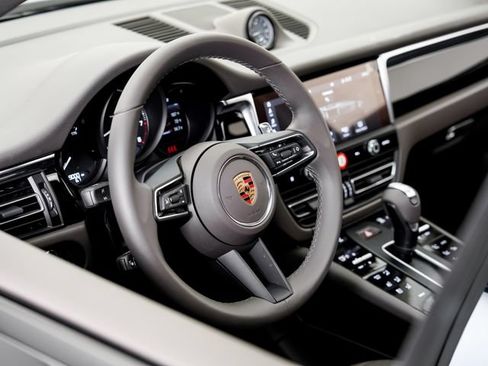 Certified 2026 Porsche Macan AWD/4WD image 9