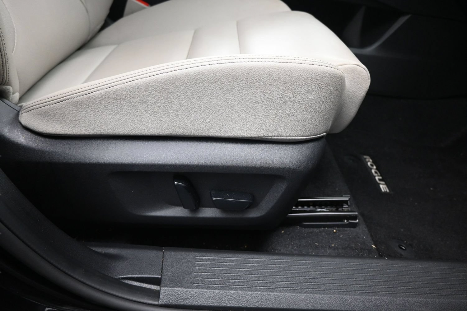 Certified 2025 Nissan Rogue SL w/ SL Premium Package FWD image 15