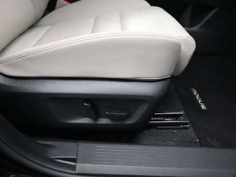 Certified 2025 Nissan Rogue SL w/ SL Premium Package FWD image 15