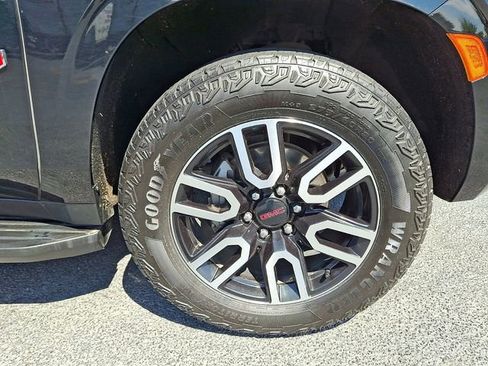 Used 2024 GMC Yukon XL AT4 w/ Technology Package AWD/4WD image 12