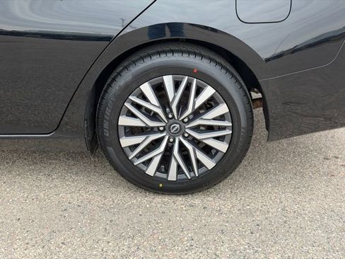 Used 2025 Nissan Altima 2.5 SV FWD image 13