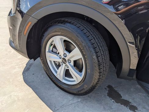 Certified 2025 Kia Sorento LX image 37